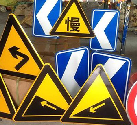  九寨沟标识标牌中颜色的确定是很重要的。